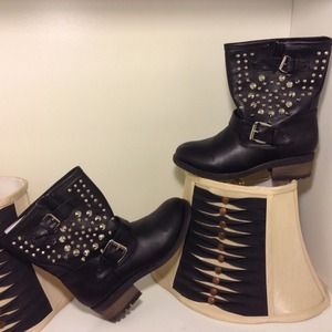 Rock in any season low studded boot