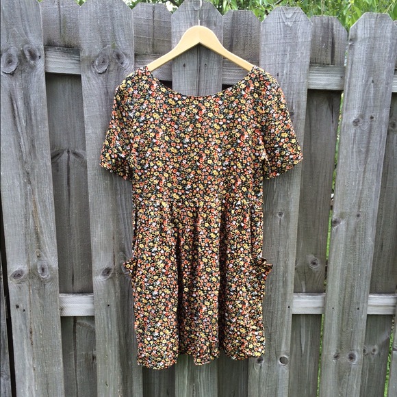 70's floral print short sleeve dress with pockets - Picture 3 of 4