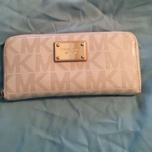 Patent leather Vanilla Michael Kors  zippy wallet