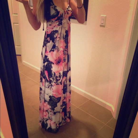 🎉Host Pick🎉 NWT long summer party/holiday dress.
