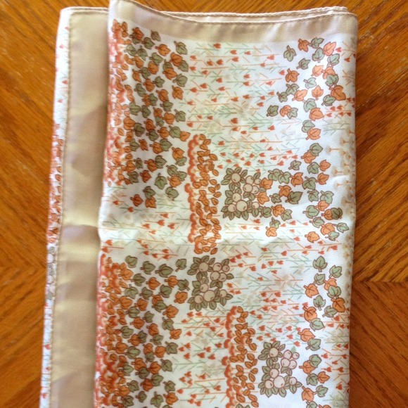Rectangular scarf with berries, flowers & leaves