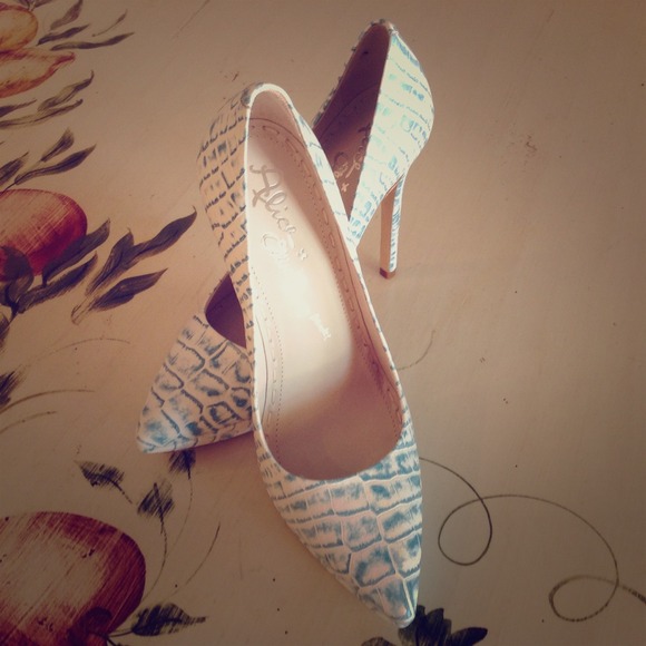Pointy toe pumps - Picture 1 of 4