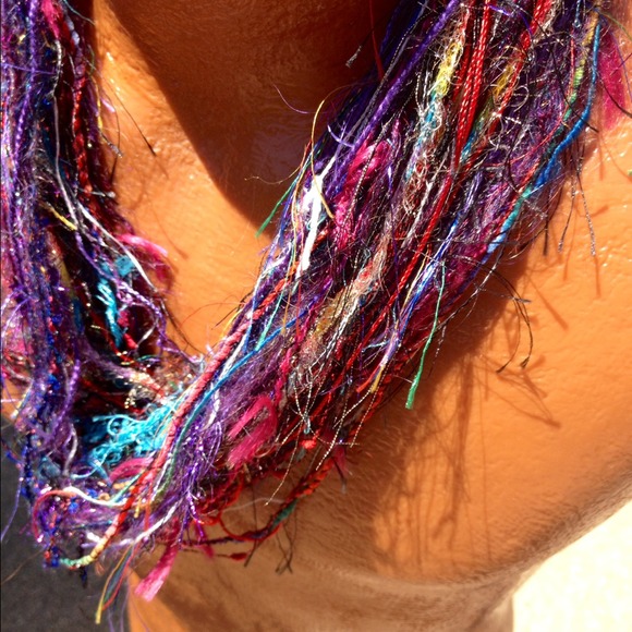 Colorful neck accessory - Picture 2 of 3