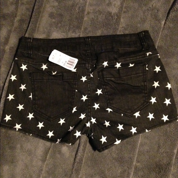 Forever 21 denim stretchy shorts - Picture 2 of 2