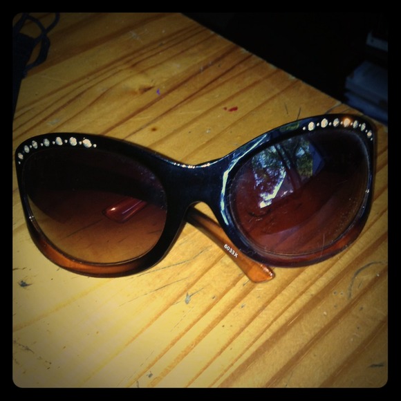 Rhinestone studded sunglasses - Picture 1 of 4