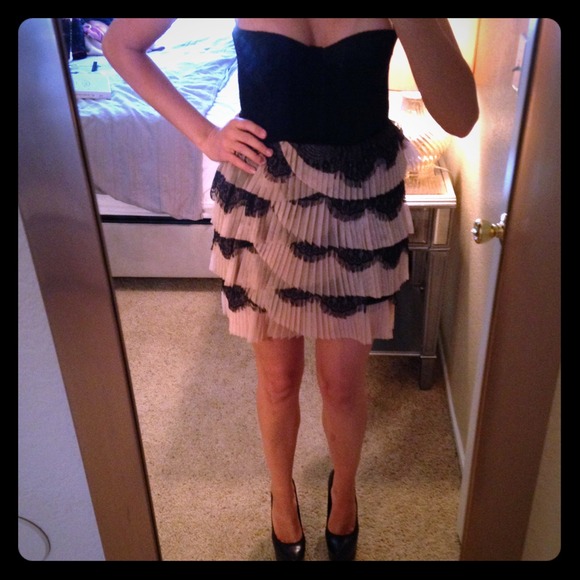 Never worn, size 6 H&M bustier lace dress.