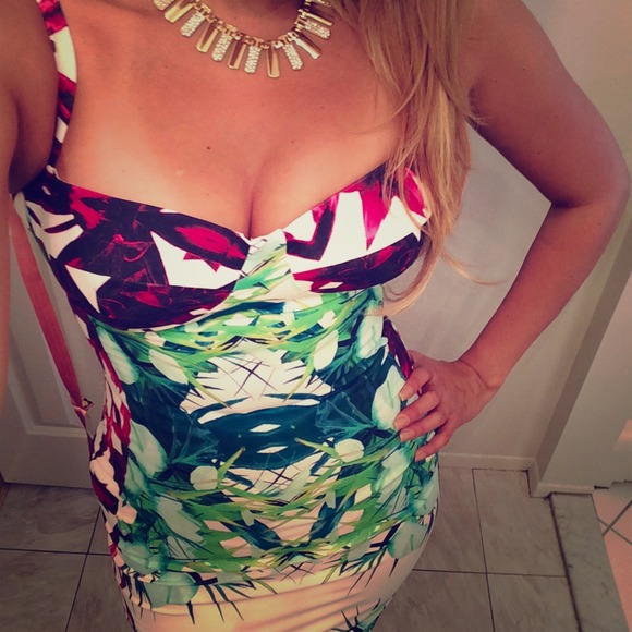 celeb boutique Dresses & Skirts - Celeb Boutique floral tropical print dress