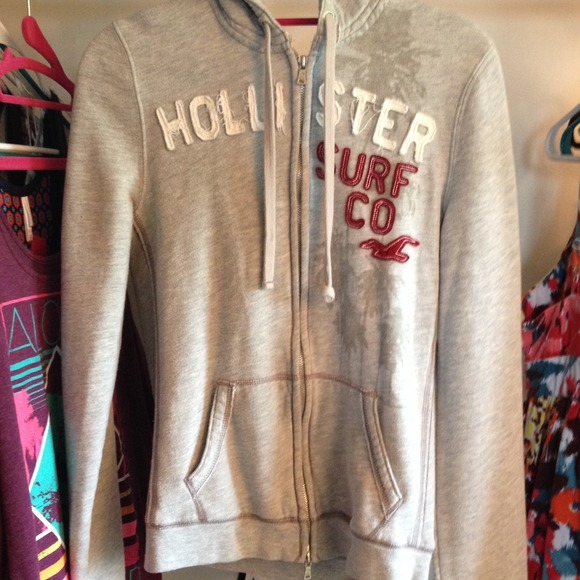 Hollister zip up sweatshirt! ❤️