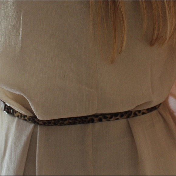 ⬇️Taupe shoulder cut out belted chiffon top - Picture 3 of 4