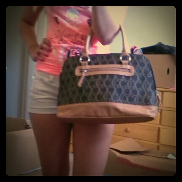 SOLD!! Cute carryland purse