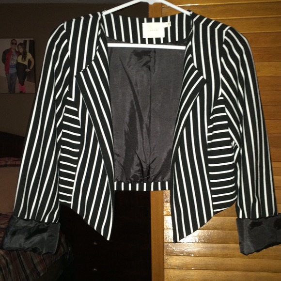 Black and white cropped blazer - Picture 2 of 3