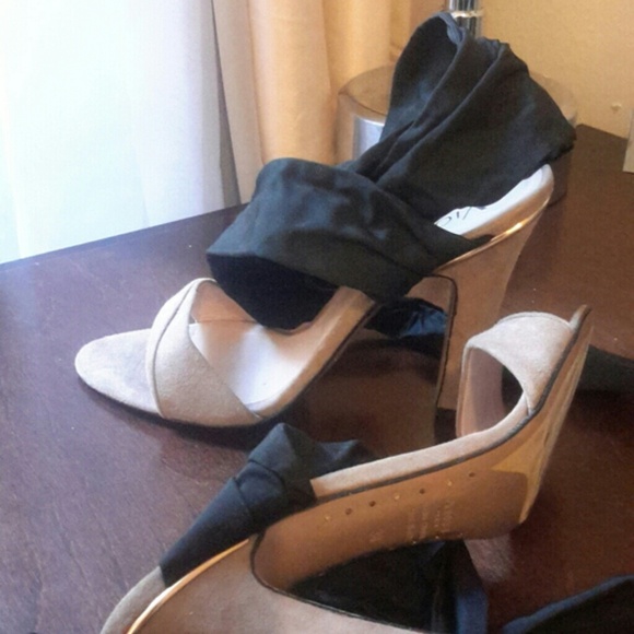 NEW Vionnet Paris Wrap Mauve Suede Black Heels - Picture 2 of 3