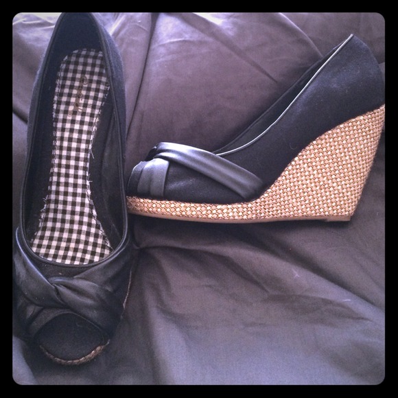 Black wedge heels