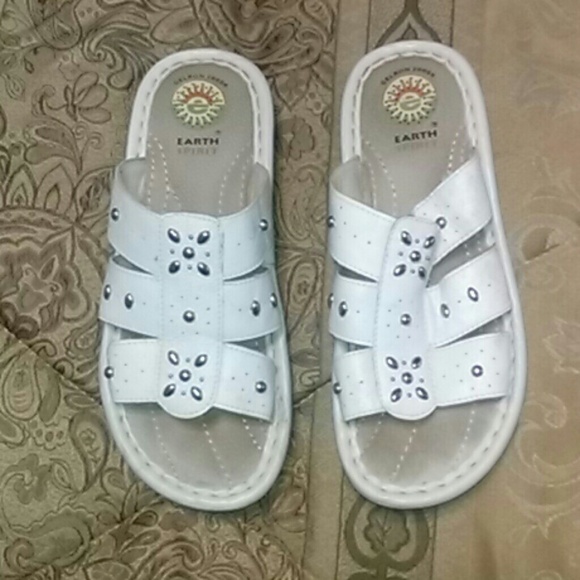 SOLD! Earth Spirit 7.5 White Leather Sandals