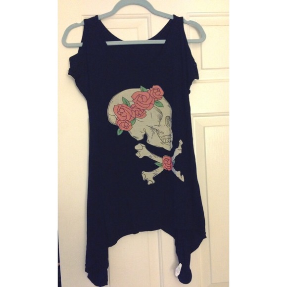 Tops - Black asymmetrical skull shirt🎀