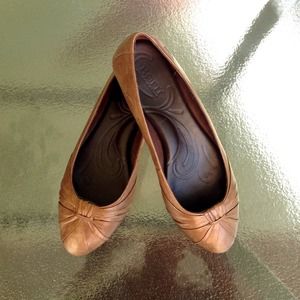 🌟SALE🌟BORN Bronze Leather Flats Size 8/39