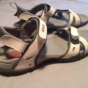 Tevas (Grey)