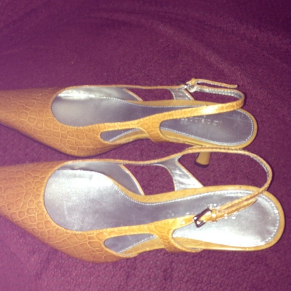 Shoes - Picture 2 of 3