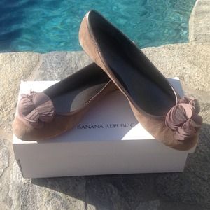 Banana Republic Flat