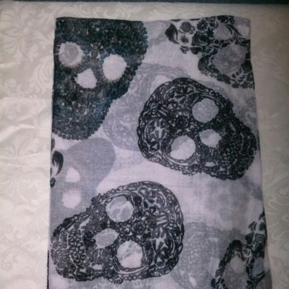 Long skulls scarf