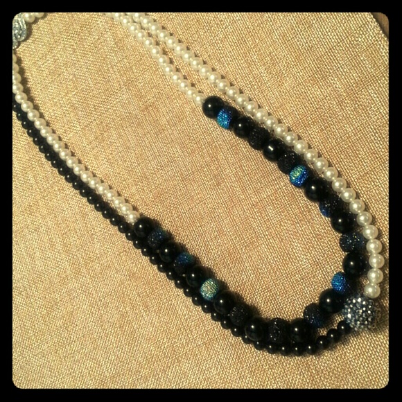 Two layered black and white necklace