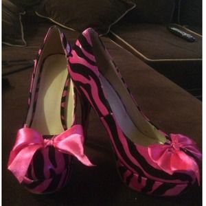 Zebra bow heels