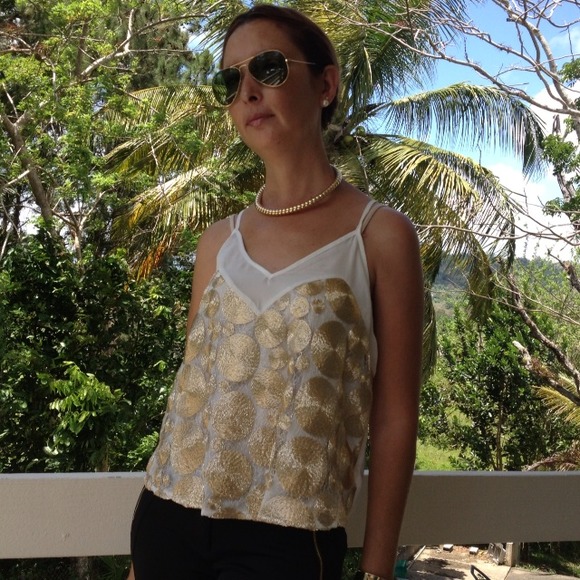 NWOT, beautiful white and gold top.