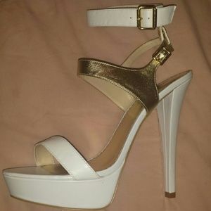 White/gold pumps