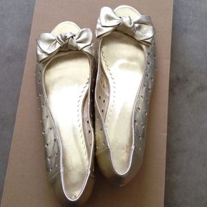 Champagne Gold Bow Tie Flats NWOT Condition 👡👡