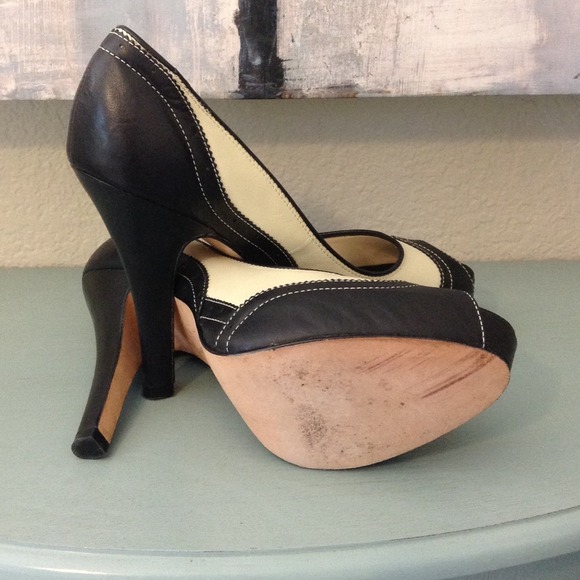 100% Genuine Leather Retro Style Heels - Picture 3 of 4