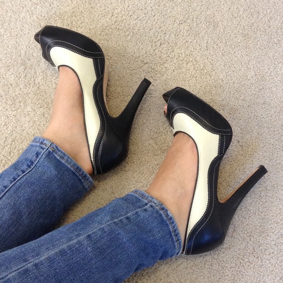 100% Genuine Leather Retro Style Heels - Picture 4 of 4