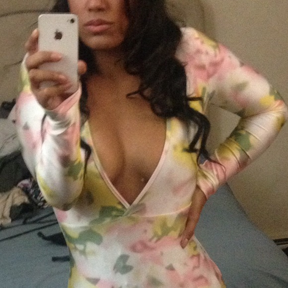 ❌SOLD❌New White Floral Med. Length Bodycon dress - Picture 2 of 3