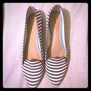 Gap point toe flats