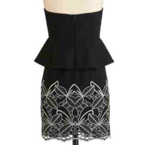 TODAY SALE❗️Gorgeous Black Peplum Strapless Dress - Picture 2 of 2