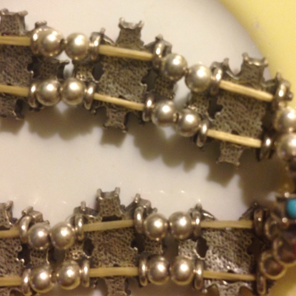 Stretch bracelet silver tone flower design - Picture 3 of 4