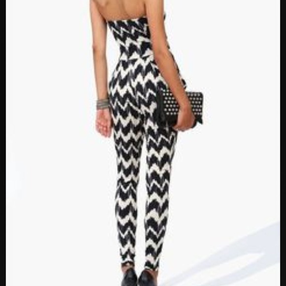 Black and white chevron jumper 😍