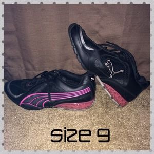👟 Black/Pink Puma Athletic Shoes 👟