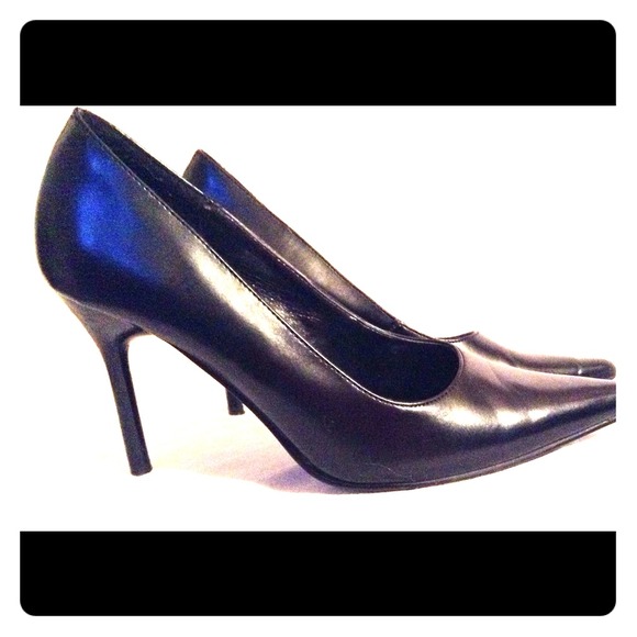 Black pumps