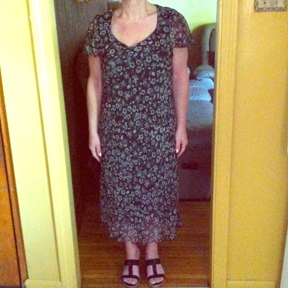 Dresses & Skirts - Vintage Black and white flower printed dress