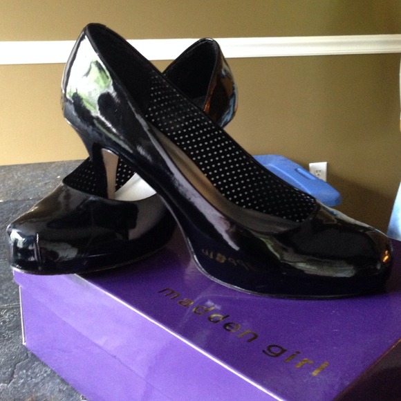 Black patent Madden Girl Getta platform 2.5" pumps