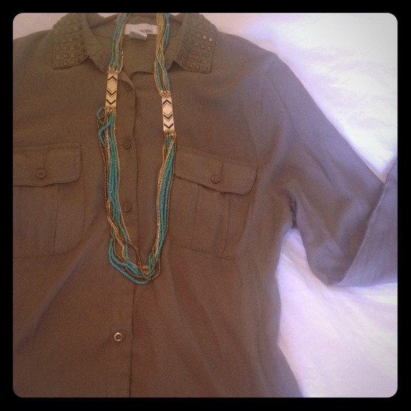 ⭐️Sans Souci flowy brown studded collar button up!