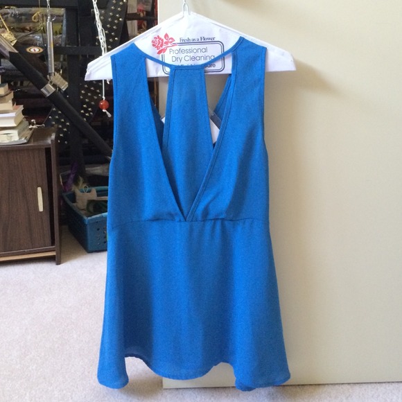 Misty Cut-Out Back Sleeveless Top - Picture 2 of 2