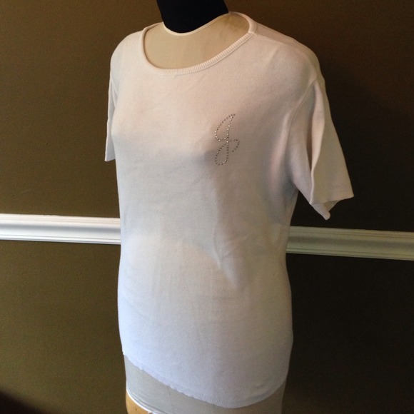 White stretch knit intial monogram crew neck s/s