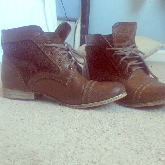 Used crotchet side detailed brown leather boots