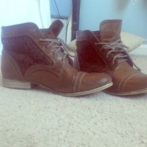 Used crotchet side detailed brown leather boots