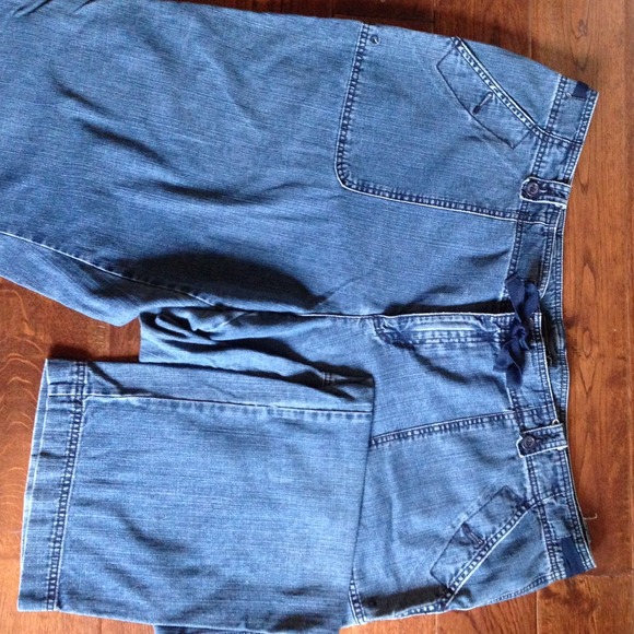 Cargo style medium rinse. Avg length. Drawstring