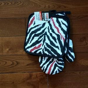 2 pot holders 1 oven mitt