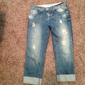 Super cute Guess boyfriend cut capris