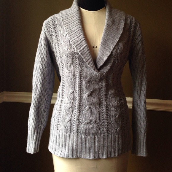 Shawl v-neck heather gray cable knit sweater. L/S