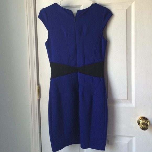 Lace  embellished dress - Picture 3 of 4